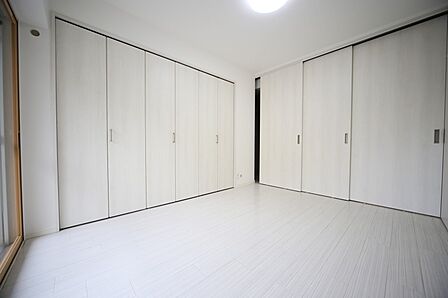 リビングと続き間の洋室は、6帖でございます♪