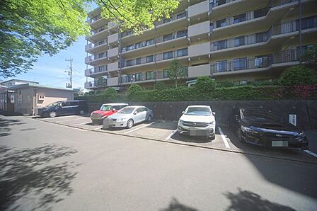 敷地内駐車場です（空き状況はお問い合わせ下さいませ。）