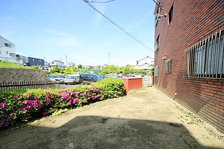 マンションの敷地内には、植栽が施されております♪