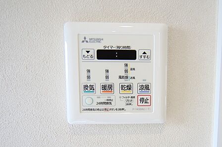 浴室暖房乾燥機付きで、雨天にお洗濯物が乾かせますね。