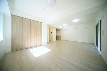 明るい光が差し込む、心地のよいリビングでございます♪