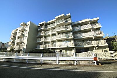 外観：小田急小田原線「新百合ヶ丘」駅まで、バス13分の立地です♪