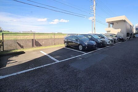 敷地内駐車場です(空き状況はお問い合わせ下さいませ。)
