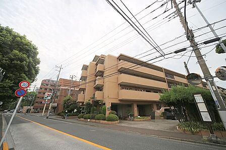 周辺は商業施設が多数あり、生活便利な住環境となっております♪