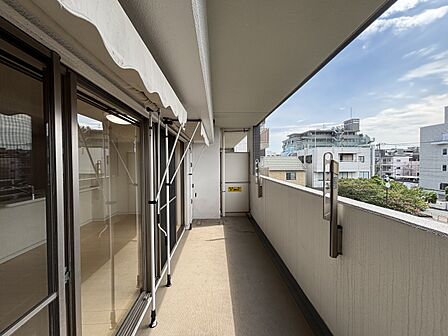 お洗濯物が良く乾きそうな、西向きのワイドバルコニーです♪