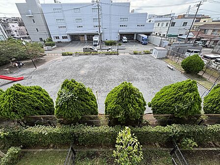 目の前を遮る物は無く、陽当り・眺望良好です♪