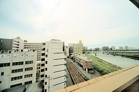 7階部分の南西向き角部屋で、陽当り風通し眺望良好となっております♪
