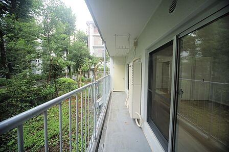 お洗濯物が良く乾きそうな、南向きのワイドバルコニーです♪