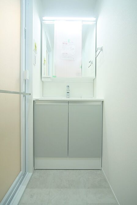 三面鏡のシャンプードレッサーで、お出かけ前の身支度もスムーズに♪