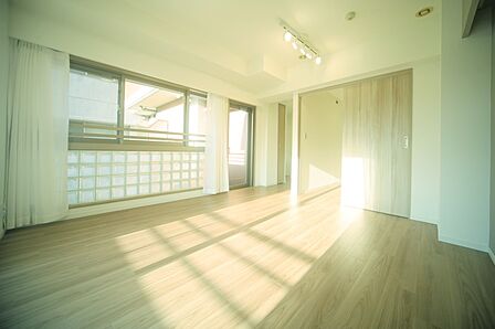 明るい光が差し込む、心地のよいリビングでございます♪