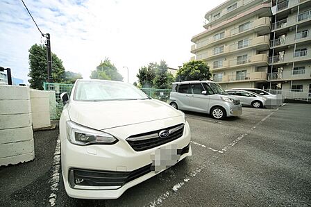 敷地内駐車場です(空き状況はお問合せ下さい。)