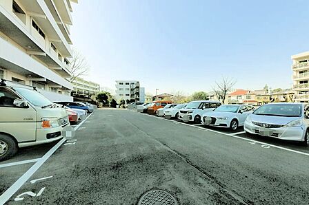 駐車場月額11000円(空き状況はお問い合わせ下さいませ。)