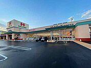 スーパー「ハローズ防府新田店まで750m」