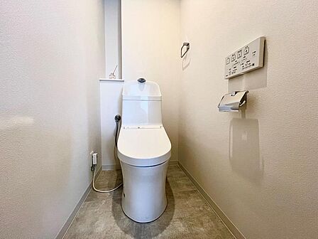新品交換の温水洗浄便座付きトイレ
