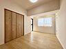 室内：6帖洋室バルコニーからの陽光が入り開放的な室内