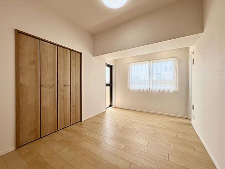 6帖洋室バルコニーからの陽光が入り開放的な室内