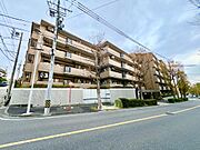 都会の景観に溶け込む、端正で品格ある佇まい