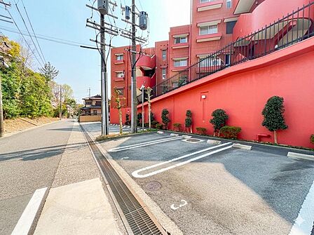 出入りがスムーズな平面駐車場です