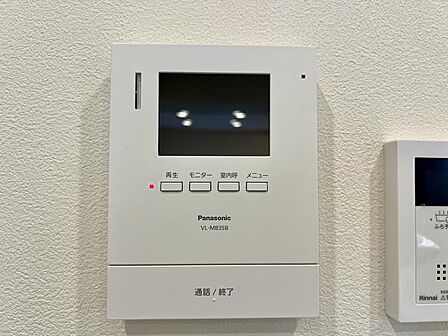 来訪者を映像で確認できるテレビモニターホンです