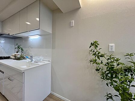 使い勝手のよいキッチン横の冷蔵庫置き場です