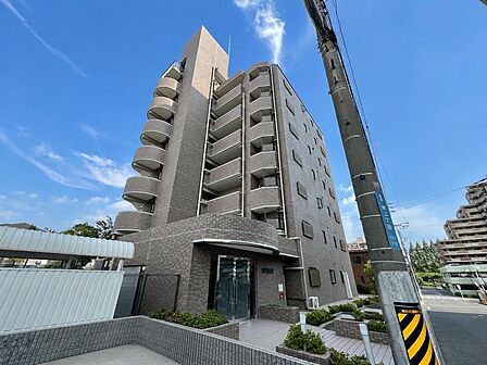 重厚感のあるタイル張り外観のマンションです