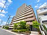 外観：緑豊かな植栽に囲まれた13階建てのマンションなので、四季の彩りを感じながら帰宅できます