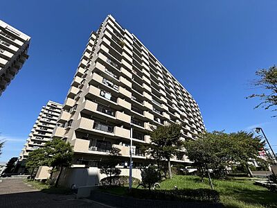 外観：ライオン像が出迎える高層階マンションです