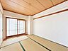 その他：障子窓と木目の天井が和の趣を感じさせる和室です。畳の上でくつろげます