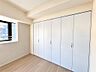 寝室：壁一面にクローゼットが広がる洋室。家具の配置も考えやすいお部屋です