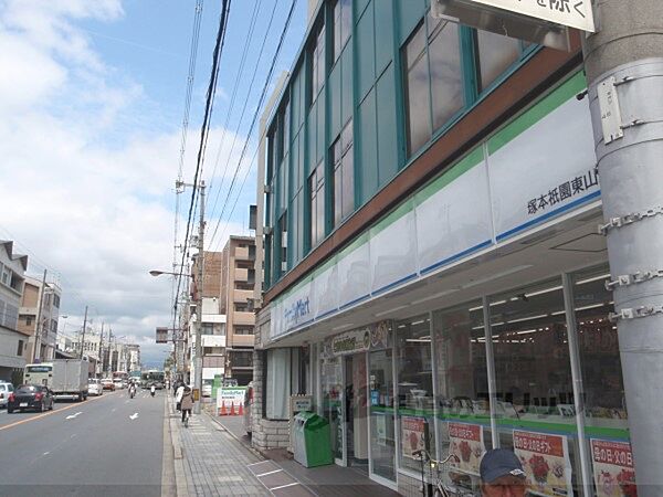 画像18:ファミリーマート　塚本祇園東山店まで240メートル