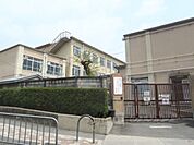 金閣小学校まで650メートル