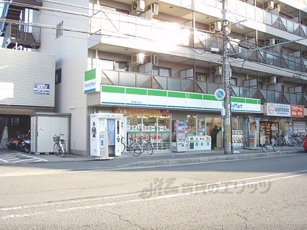 ファミリーマート　深草龍大前店まで660メートル