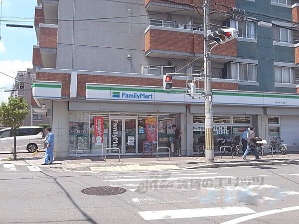 画像20:ファミリーマート　中久世一丁目店まで200メートル