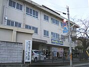勝山中学校まで1100メートル