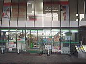 ファミリーマート　河原町三条店まで440メートル