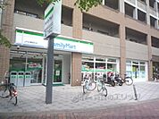 ファミリーマート　ＪＲ太秦駅前店まで540メートル