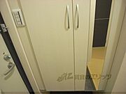 下駄箱扉に鏡が付いてます。