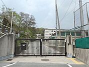 衣笠中学校まで800メートル