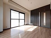 日差しがたっぷり差し込む洋室♪