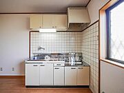 キッチン周りにはタイルが貼ってあるのでお手入れ簡単