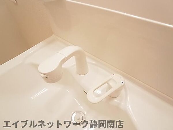 画像22:シャワー付き洗面台