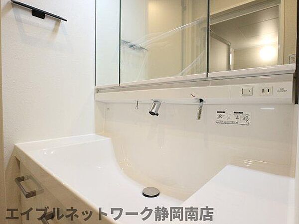 画像25:ゆったりとスペースのある洗面所