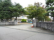 小学校「蜷川小学校まで450ｍ」