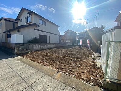 外観：閑静な住宅街・南西道路に面し陽当り良好です！当社では一級建築士による無料の間取り作成も承ります！宮本小学校まで徒歩約10分(800ｍ)、お子様の通学に安心です！お気軽にお問い合わせください！