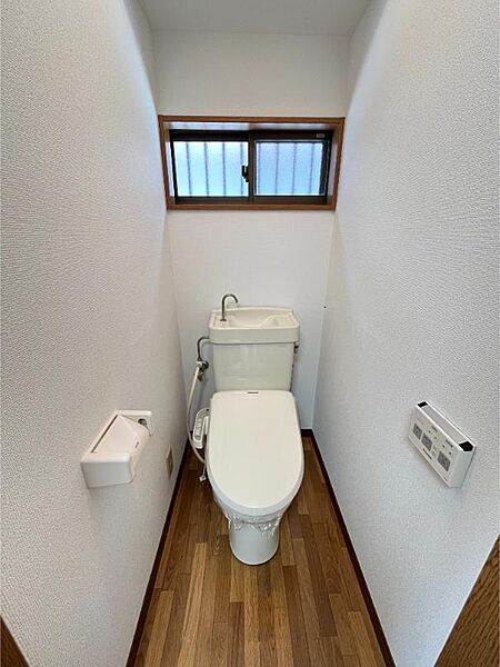 トイレは温水洗浄便座付。