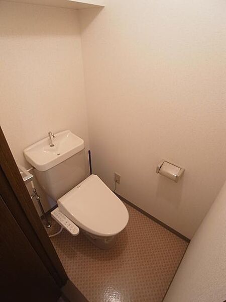画像5:温水洗浄便座付のトイレです。