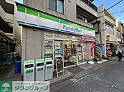 ファミリーマート 徒歩8分。コンビニ 640m
