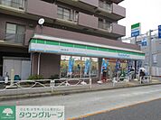 ファミリーマートまるいし祖師谷店 徒歩3分。コンビニ 220m