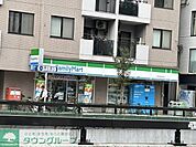 ファミリーマート 上馬交差点前店 徒歩3分。 210m