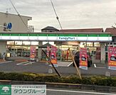 ファミリーマート 徒歩7分。コンビニ 560m